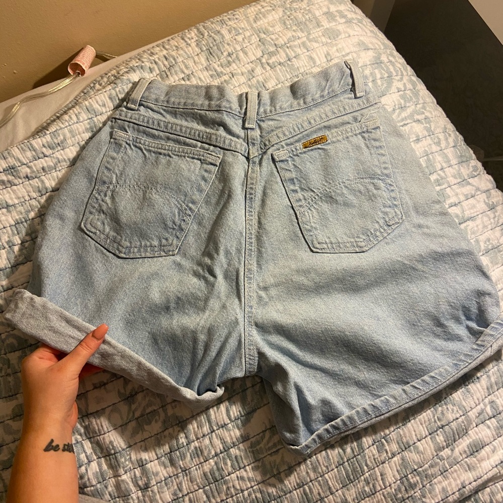 Perfect 90s mom short!! Super high waisted!